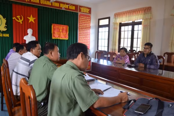  Xử phạt 7,5 triệu đồng vì đăng tin gạo giả: Thạch Cương (SN 1987, ở Trà Vinh) đăng tin sai lên Facebook như sau: “Gạo được Nhà nước phát vào dịp hỗ trợ COVID-19 mỗi gia đình được 10kg gạo, mẹ đã ăn hết 5 kg, tôi nghi là gạo giả mới đem rang, mới phát hiện là gạo giả, đốt cháy”. Ngày 3/6/2020, Sở Thông tin và Truyền thông tỉnh Trà Vinh xử phạt 7,5 triệu đồng đối với Cương. 