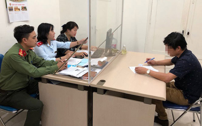  Đưa tin sai sự thật về công tác bầu cử: Anh Ng.H.H (SN 1983; ở Hà Nội) đã đăng tải thông tin sai sự thật như sau: "Bầu hay ko bầu thì có khác gì nhau đâu bác? Người ta sắp xếp hết rồi, mình đi bầu cho phí thời gian. Có phải như bầu Biden và Trump đâu...". Anh H. bị xử phạt 7,5 triệu đồng.