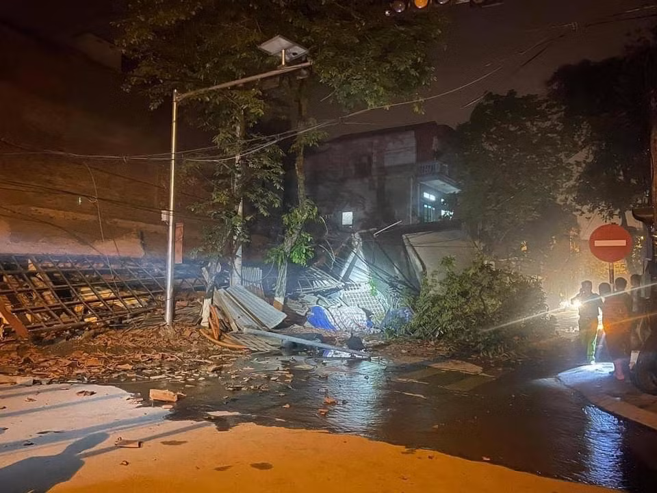 Ông Cường cho hay, có 2 phương án được đưa ra, một là bồi hoàn bằng cách xây lại căn nhà mới, hai là mua luôn cả đất cho liền thổ nếu ông bà đồng ý. Trong sáng nay, chính địa phương tại sẽ có buổi làm việc với 2 gia đình để thống nhất phương án khắc phục.