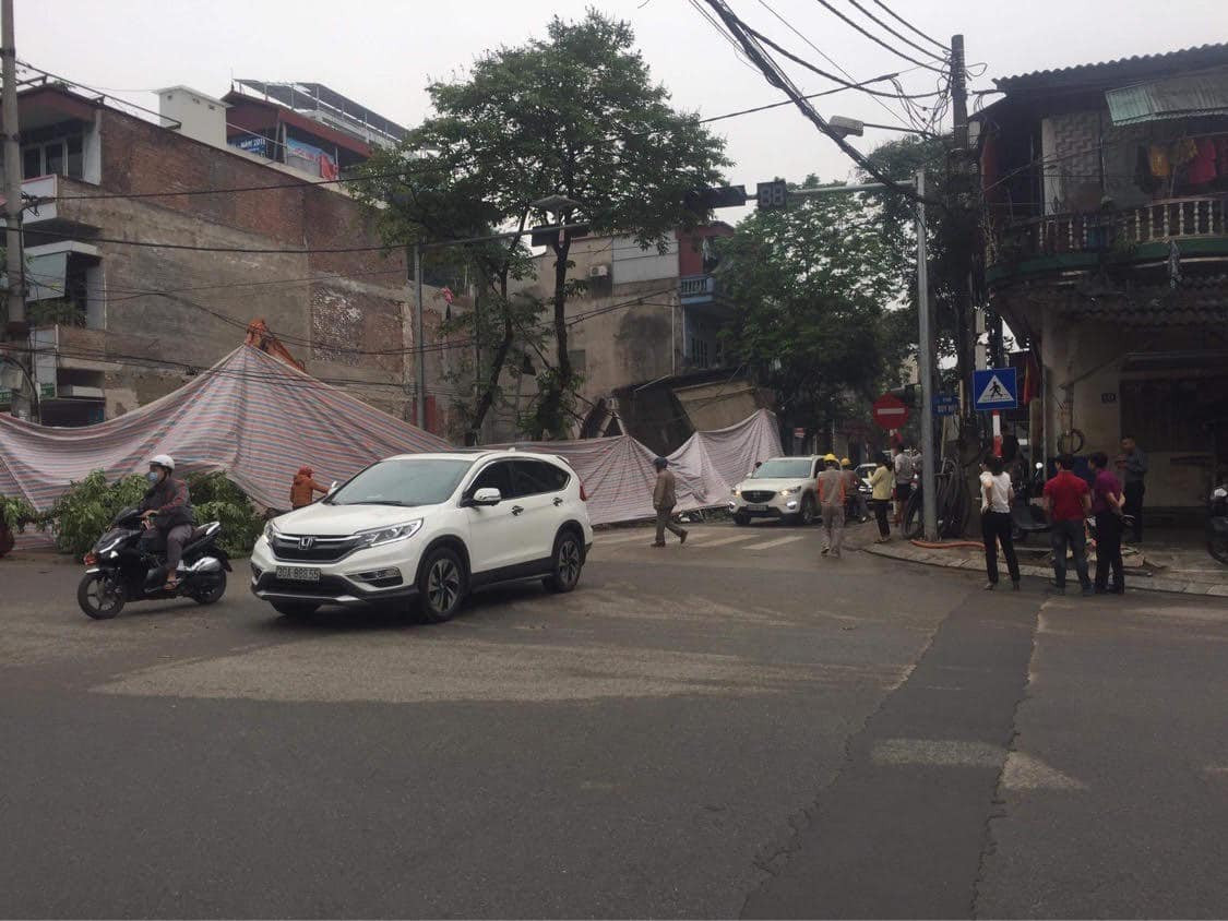 Ngoài ra, ông Cường cũng cho biết thêm, căn nhà số nhà 117 có 2 ông bà già sinh sống, con cái đều đi làm ăn xa ở miền nam và nước ngoài. Vụ việc xảy ra trong đêm, lúc đó trong nhà có cụ bà đang ngủ (cụ ông đi vắng), may mắn là khi thấy có dấu hiệu bất thường, cụ bà đã kịp thời ra ngoài trước khi căn nhà sập đổ. 