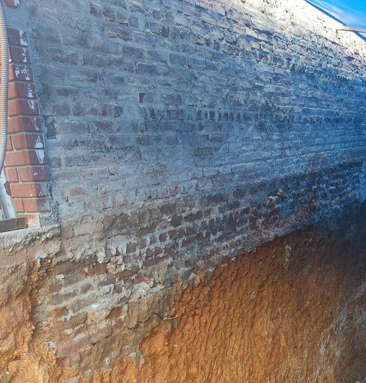 Chính quyền địa phương có mặt ngay trong đêm để chỉ đạo xử lý vụ việc. Rất may, không ghi nhận có thiệt hại về người. Theo ông Cường, nguyên nhân bước đầu được xác định do ảnh hưởng bởi công trình bên cạnh là căn nhà số 119 đang thi công phần móng được ít hôm. Căn nhà mới xây này trước đó có xin cấp phép xây dựng 4 tầng, có tầng âm để xe. 