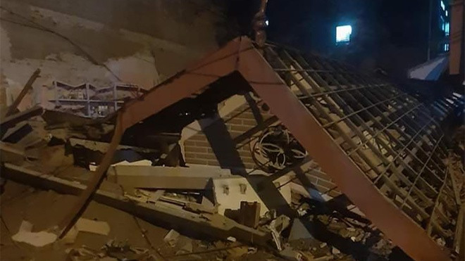 Chị Phương cho biết, phía cạnh căn nhà bị đổ là một công trình đang xây dựng phần móng, đơn vị thi công đã dùng các biện pháp chằng, chống để đảm bảo an toàn. Tuy nhiên, những ngày qua trời mưa nhiều, khiến căn nhà có biểu hiện không an toàn. Hai chủ nhà đã sớm chụp lại hiện trạng và thỏa thuận trong trường hợp có sự cố. Hiện vụ nhà 3 tầng đổ sập trong đêm, một cụ bà thoát chết đang được cơ quan chức năng điều tra, làm rõ.