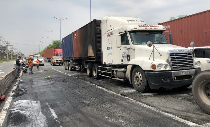  Đang dừng đèn đỏ, xe container bốc cháy dữ dội: Khoảng 12h, ngày 19/4, trên Xa lộ Hà Nội, tại ngã tư RMK, TP Thủ Đức (TP HCM), một xe đầu kéo container biển số 51C-187.73 khi đang dừng đèn đỏ bất ngờ bốc cháy dữ dội khiến giao thông khu vực bị ùn ứ kéo dài. Vụ cháy không gây thiệt hại về người, tuy nhiên nhiều hàng hóa trên xe bị cháy xém. 
