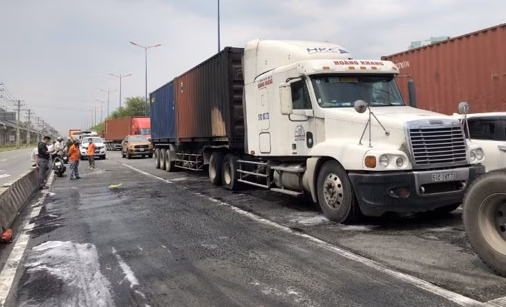  Đang dừng đèn đỏ, xe container bốc cháy dữ dội: Khoảng 12h, ngày 19/4, trên Xa lộ Hà Nội, tại ngã tư RMK, TP Thủ Đức (TP HCM), một xe đầu kéo container biển số 51C-187.73 khi đang dừng đèn đỏ bất ngờ bốc cháy dữ dội khiến giao thông khu vực bị ùn ứ kéo dài. Vụ cháy không gây thiệt hại về người, tuy nhiên nhiều hàng hóa trên xe bị cháy xém. 