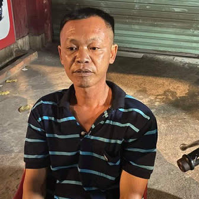  "Yêu râu xanh" hiếp dâm bé gái 2 tuổi: Khi đến đón cháu bé tại nhà của Nguyễn Quốc Lâm (38 tuổi, trú huyện Tuy Phong, Ninh Thuận), bà H., mẹ cháu V. (sinh 2019) tá hoả phát hiện Lâm đang có hành vi giao cấu với con mình. Sau khi bị phát hiện, Lâm chạy và lẩn trốn khỏi địa phương vào TP HCM thì bị Công an bắt giữ đêm 18/4. 