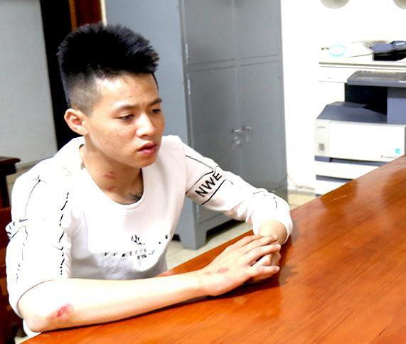  "Quái xế" chở bạn đánh võng, ném ớt vào công an: Tối 17/4, sau khi điều khiển xe máy lạng lách, đánh võng, Lâm (chưa rõ lai lịch) đưa Nguyễn Đại Vỹ (SN 2003, trú TP Pleiku) túi ni lông đựng ớt bột ném về phía 2 cán bộ Công an thành phố Pleiku (Gia Lai) khiến họ phải dừng xe, không thể tiếp tục làm nhiệm vụ. Ngày 19/4, Công an TP Pleiku cho biết, đã bắt giữ Vỹ còn Lâm đang bỏ trốn. 