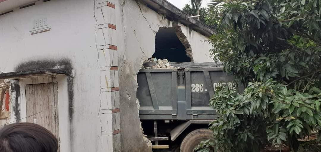 Bức tường nhà dân bị đâm thủng, 2 bên đang thống nhất phương án giải quyết hậu quả. 