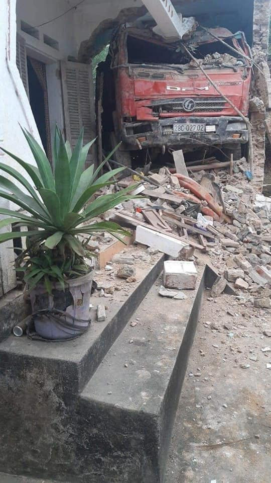 Hiện vụ xe tải mất lái, húc thủng nhà dân, tài xế bị thương đang được cơ quan chức năng điều tra, làm rõ.