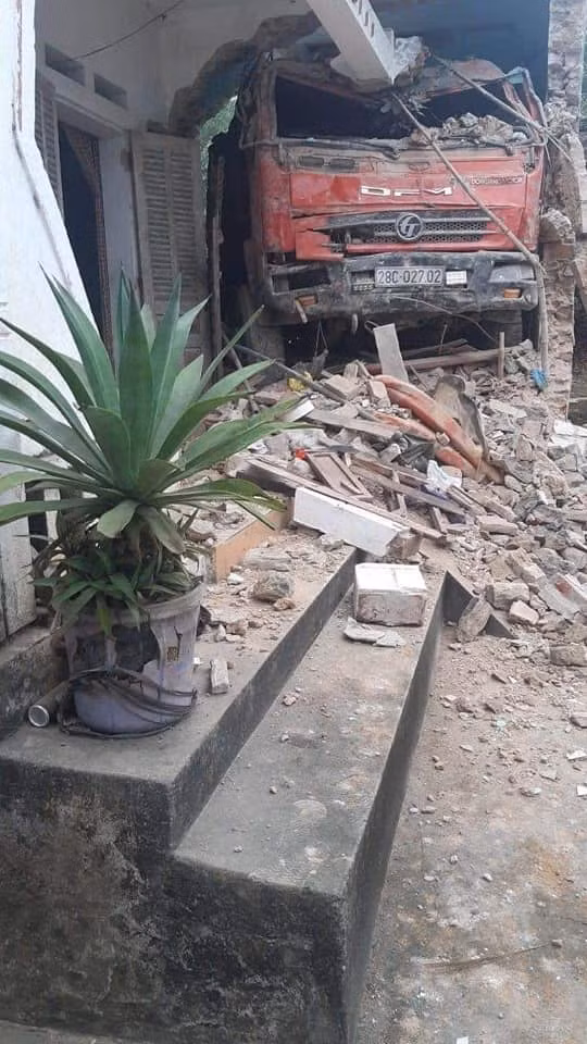 Hiện vụ xe tải mất lái, húc thủng nhà dân, tài xế bị thương đang được cơ quan chức năng điều tra, làm rõ.