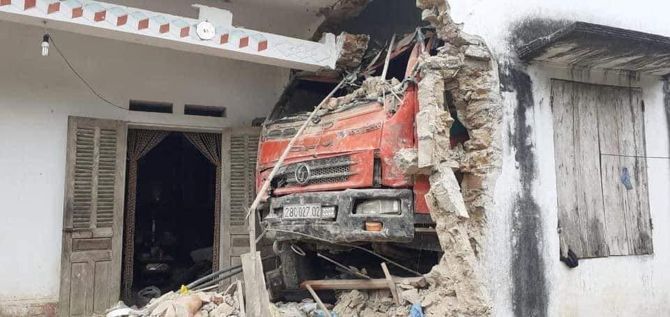 Hien truong vu xe tai mat lai, huc thung nha dan