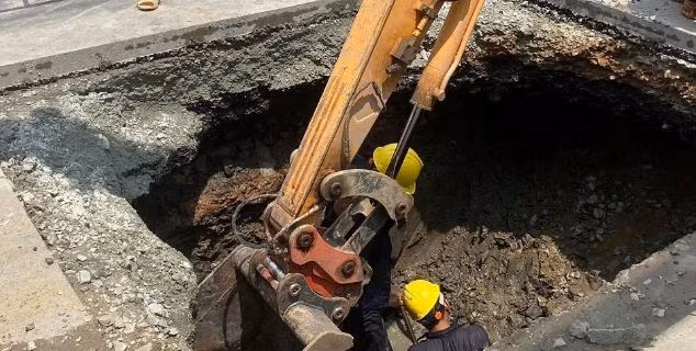  Xuất hiện "hố tử thần" ở Sài Gòn có thể nuốt cả chiếc ô tô: Sáng 16/4, người dân sống trên đường Huỳnh Tấn Phát, đoạn gần Nhà thi đấu đa năng quận 7, TP HCM phát hiện bề mặt đường bị sụp lún nặng tạo thành hố sâu. Tại hiện trường, hố rộng hơn 2m, sâu gần 4m. Hai bên thành hố khoét hàm ếch rộng có thể nuốt cả chiếc ô tô con. 