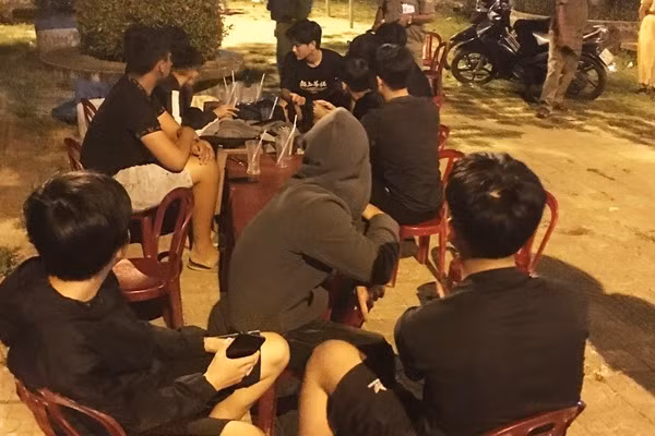  “Trai làng” lên mạng xã hội kêu gọi đồng bọn đi hỗn chiến: Ngày 16/4, Công an huyện Đại Lộc (tỉnh Quảng Nam) cho biết, do có mâu thuẫn với nhóm đối tượng trú thị trấn Ái Nghĩa, Phạm Minh Tr. (SN 2005, trú huyện Đại Lộc) đã lên facebook tập hợp, kêu gọi khoảng 8 đối tượng khác chuẩn bị “hàng nóng” để đi đánh nhau. Khi 2 nhóm hẹn gặp tại công viên Phước Mỹ thì bị Công an ngăn chặn.