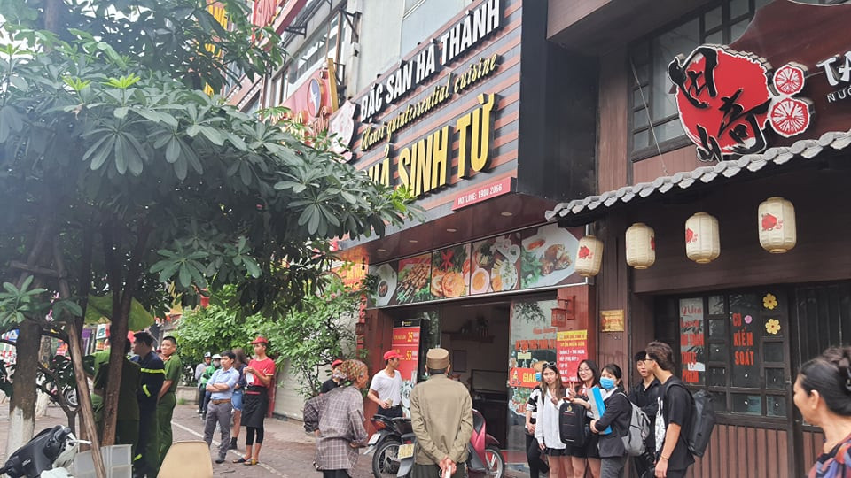 Sau đó, các nhân viên quán này đã gọi cho cảnh sát PCCC. 