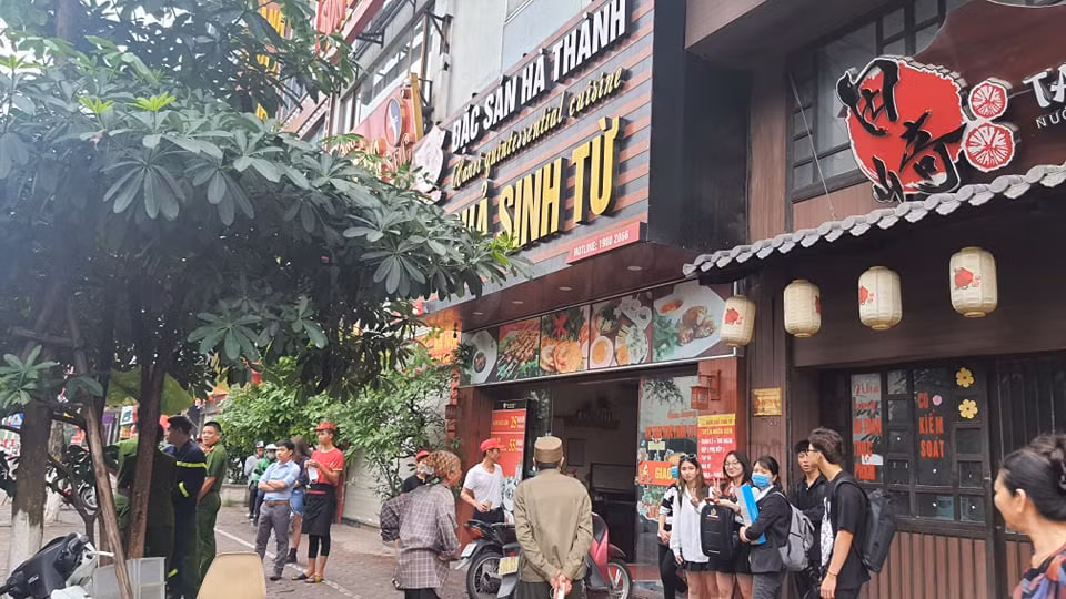 Sau đó, các nhân viên quán này đã gọi cho cảnh sát PCCC. 