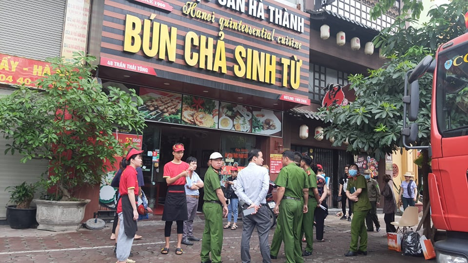 Lực lượng PCCC Công an quận Cầu Giấy, Hà Nội điều động khoảng 3 xe cứu hỏa và hàng chục chiến sĩ tới hiện trường để khống chế đám cháy.