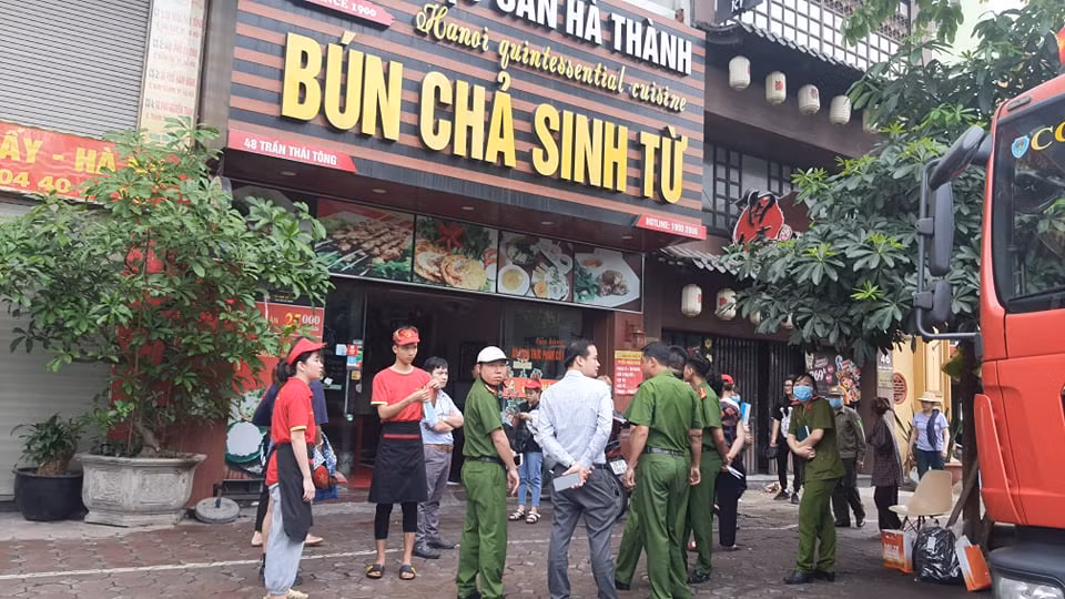 Lực lượng PCCC Công an quận Cầu Giấy, Hà Nội điều động khoảng 3 xe cứu hỏa và hàng chục chiến sĩ tới hiện trường để khống chế đám cháy.