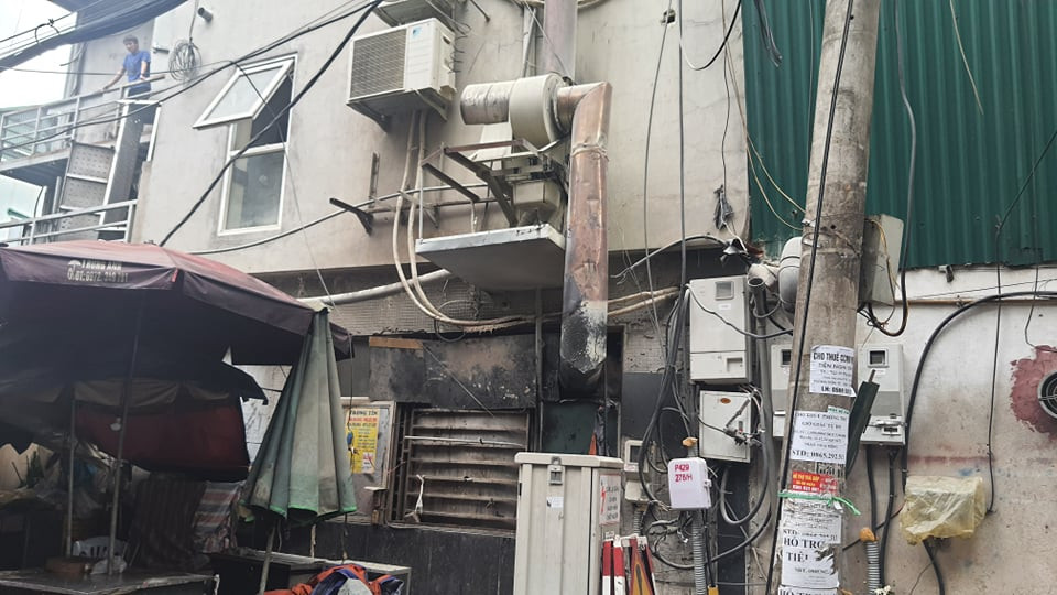 Các nhân viên của quán dùng bình cứu hỏa và nước nỗ lực tự dập lửa nhưng bất thành. 