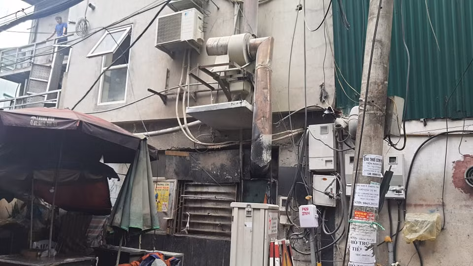 Các nhân viên của quán dùng bình cứu hỏa và nước nỗ lực tự dập lửa nhưng bất thành. 