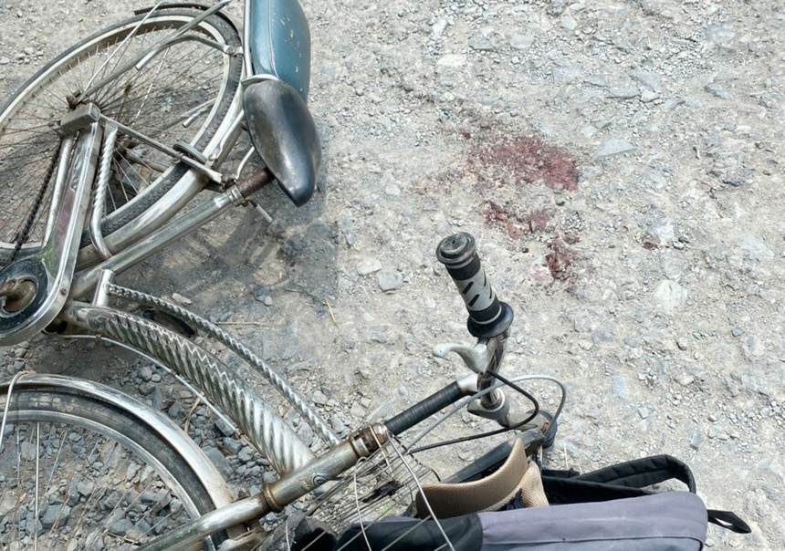  Nam sinh bị bạn đâm thủng phổi trên đường đến trường: Ngày 14/4, trên đường đến trường. em N.H.N (13 tuổi, học sinh lớp 7, trường THCS Bình Hòa Phước ở Vĩnh Long) gặp L.T.Đ (14 tuổi, học sinh lớp 8 cùng trường). Đ. nhớ lại mâu thuẩn trước đó nên chạy xe đạp theo và rút dao đâm N.. thủng phổi. Ngày 15/4, chính quyền nơi đây cho biết em N. đã qua cơn nguy kịch.