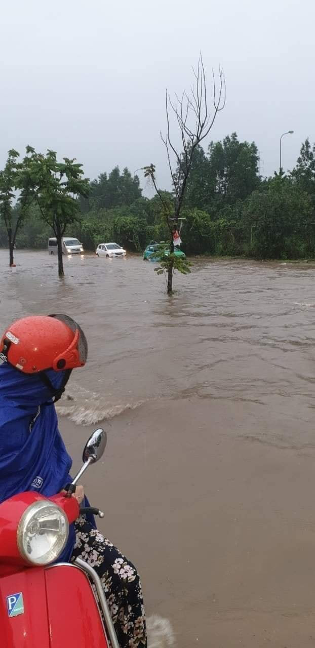 Hiện các cán bộ CSGT vẫn đang túc trực, phân luồng giao thông qua lại đây. Tới khoảng 10h30 nước đã bắt đầu rút. 