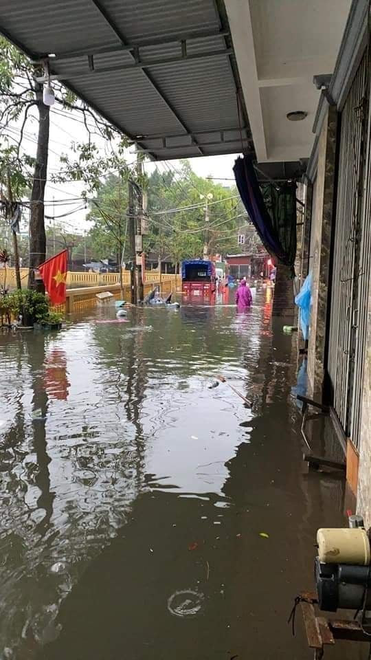 Hình ảnh ngập được cho là ở Hữu Bằng, Thạch Thất do mưa lớn sáng nay.