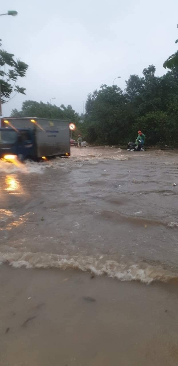 Đến khoảng gần 7h thì mưa lớn đã gây ngập úng, độ sâu khoảng 30cm, khiến nhiều phương tiện di chuyển khó khăn. 