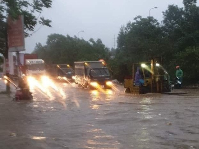 Chỉ huy Đội CSGT số 11 cho biết thêm, trời mưa to khiến đường gom đại lộ Thăng Long ngập ở nhiều vị trí.