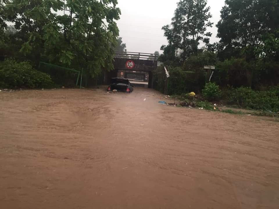 Ngay từ khoảng 6h sáng nay, Đội CSGT số 11 đã cử 6 cán bộ chiến sỹ xuống khu vực có nguy cơ ngập úng để túc trực, phân luồng, đảm bảo an toàn giao thông. 