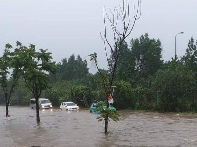 Ngày 17/4, lãnh đạo Đội CSGT số 11 cho biết, vào sáng cùng ngày, do ảnh hưởng của mưa lớn nên tại khu vực cầu chui số 9 (Km18-km19, 2 bên đường gom của Đại lộ Thăng Long, huyện Quốc Oai) bị ngập úng sâu, khiến nhiều phương tiện gặp khó khăn khi di chuyển qua đây. 