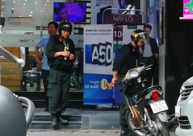 Hiện, Bộ Công an đã ra quyết định truy nã trong nước và quốc tế, đề nghị Interpol truy nã và được Interpol đưa Bùi Quang Huy vào truy nã đỏ. Theo đó, dư luận cũng đặt câu hỏi, trong vụ xét xử sắp tới diễn ra vào ngày 5/5, người cầm đầu đứng dây vắng mặt có bị ảnh hưởng?