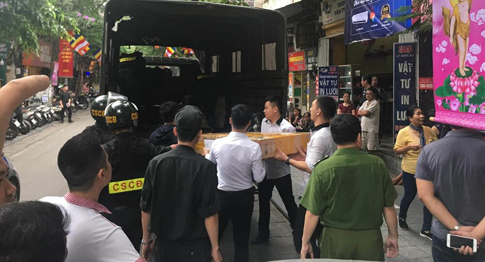 Luật sư Cường chia sẻ: "Pháp luật cũng không quy định phải chờ đợi đủ đối tượng mới xử lý, mà chỉ cần bắt được 1 đối tượng, có căn cứ đối tượng có hành vi vi phạm pháp luật phải xử lý hình sự thì toà vẫn xét xử bình thương. Quá trình này được tiến hành đồng thời với việc truy xét, bắt đối tượng khác theo quy định của pháp luật".