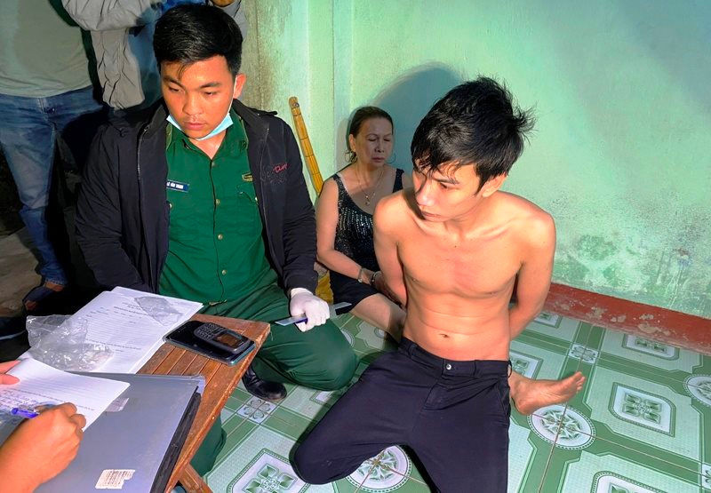  Bắt quả tang hai mẹ con mua bán ma túy: Ngày 17/4, Công an huyện Bình Sơn, tỉnh Quảng Ngãi cho biết, vừa tiến hành kiểm tra hành chính, lực lượng chức năng bắt quả tang hai mẹ con bà bà Lê Thị Dung (SN: 1964; trú huyện Bình Sơn) và Nguyễn Hùng Vĩ (SN: 1996) đang tàng trữ 22 túi ma túy đá để bán lại cho các con nghiện.