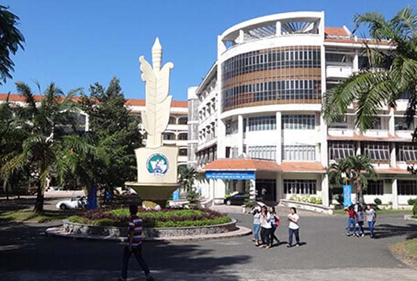  Hiệu trưởng Trường đại học Đồng Nai bị kỷ luật: Ngày 17/4, Tỉnh ủy Đồng Nai đã kỷ luật đối với ông Trần Minh Hùng - Hiệu trưởng Trường đại học Đồng Nai. Ông Hùng chịu trách nhiệm đối với các sai phạm trong công tác tổ chức cán bộ, chuyên môn, quản lý sử dụng tài chính không đúng quy định, gây thất thoát, lãng phí cũng như để một số cá nhân chiếm đoạt kinh phí đơn vị với mức độ hậu quả nghiêm trọng.