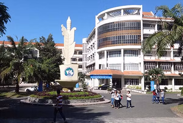  Hiệu trưởng Trường đại học Đồng Nai bị kỷ luật: Ngày 17/4, Tỉnh ủy Đồng Nai đã kỷ luật đối với ông Trần Minh Hùng - Hiệu trưởng Trường đại học Đồng Nai. Ông Hùng chịu trách nhiệm đối với các sai phạm trong công tác tổ chức cán bộ, chuyên môn, quản lý sử dụng tài chính không đúng quy định, gây thất thoát, lãng phí cũng như để một số cá nhân chiếm đoạt kinh phí đơn vị với mức độ hậu quả nghiêm trọng.