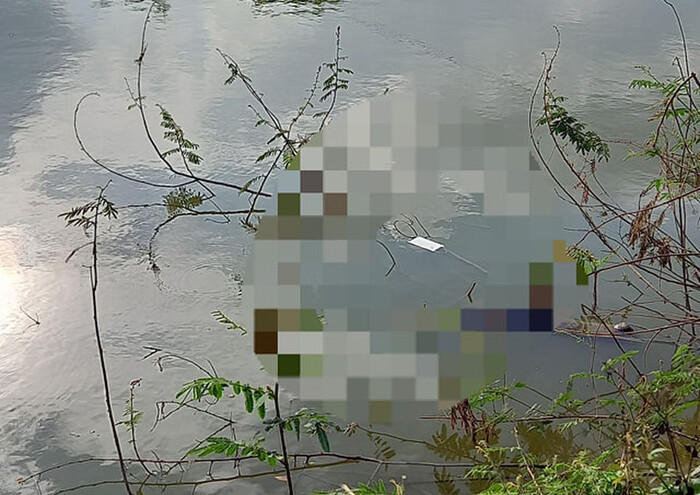  Thi thể cặp song sinh dưới ao nước cạnh nhà: Sáng 17/4 tại xã Hiền Ninh (huyện Quảng Ninh, tỉnh Quảng Bình) hai chị em song sinh N.T.N.Y. và N.T.N.Q. (9 tuổi) khi rủ nhau ra ao nước cạnh nhà đã không may sảy chân rơi xuống. Thời điểm này, bố mẹ hai em đi vắng. Khi người thân phát hiện và đưa lên bờ, cả hai đều đã tử vong.