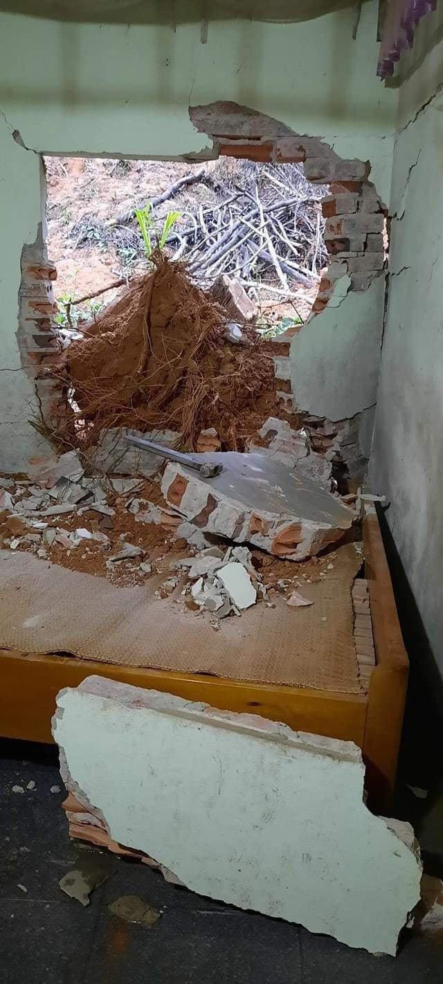  Nhập viện vì đang ngủ bất ngờ bị tường đổ đè trúng người: Khoảng 2h sáng 17/4, trên địa bàn xã Ngọc Sơn (Thanh Chương, Nghệ An) có mưa rất lớn. Lúc này 1 gốc cây lớn phía sau đồi bị nước cuốn trôi, lăn xuống đè sập một mảng tường của gia đình ông Nguyễn Trọng Châu (SN 1956) đè lên đôi chân của ông Châu khiến ông này phải nhập viện.