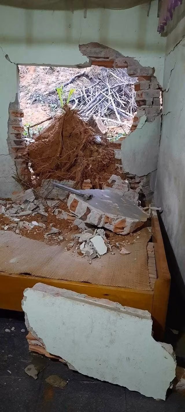  Nhập viện vì đang ngủ bất ngờ bị tường đổ đè trúng người: Khoảng 2h sáng 17/4, trên địa bàn xã Ngọc Sơn (Thanh Chương, Nghệ An) có mưa rất lớn. Lúc này 1 gốc cây lớn phía sau đồi bị nước cuốn trôi, lăn xuống đè sập một mảng tường của gia đình ông Nguyễn Trọng Châu (SN 1956) đè lên đôi chân của ông Châu khiến ông này phải nhập viện.