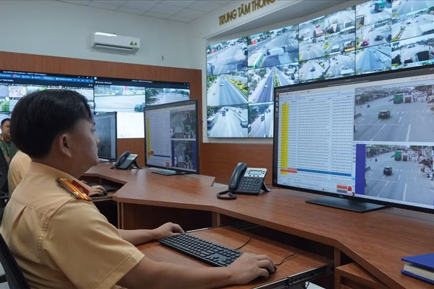 Căn cứ vào hình ảnh trên hệ thống, cơ quan công an có thể phạt nóng tại chỗ (gửi thông tin cho tổ tuần tra lập chốt trên đường) hoặc phạt nguội (gửi giấy phạt về nơi cư trú của người vi phạm). Ngoài ra, tại những điểm không có giám sát của hệ thống camera, Phòng Cảnh sát giao thông Công an tỉnh cũng sẽ duy trì những chốt kiểm tra lưu động để xử phạt các hành vi vi phạm giao thông. (Ảnh: Lao Động)