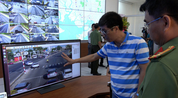 Tại buổi lễ khai trương, ông Trần Văn Tuấn, Phó Chủ tịch Uỷ ban nhân dân tỉnh Bà Rịa-Vũng Tàu cũng lưu ý Công an tỉnh cần phải chú ý rút kinh nghiệm từ những địa phương đã thực hiện trước, liên kết với các đơn vị về tài chính có liên quan, để hỗ trợ tốt hơn cho người dân trong việc đóng phạt vi phạm, tránh trường hợp phải đi lại nhiều lần mới giải quyết xong vi phạm. (Ảnh: Tuổi Trẻ)