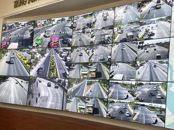 Khi vận hành, hệ thống camera có thể cùng lúc giám sát 6 làn xe và đo được tốc độ phương tiện đang lưu thông đến 300km/giờ cũng như ghi rõ bằng hình ảnh biển số xe vi phạm, không chỉ vào ban ngày, ban đêm mà cả trong thời tiết xấu (mưa, sương mù). Do vậy, người tham gia giao thông phải cẩn trọng, tuân thủ quy định hơn khi điều khiển phương tiện giao thông trên đường, giảm bớt vi phạm và nâng cao ý thức chấp hành luật giao thông. (Ảnh: Người Lao Động)