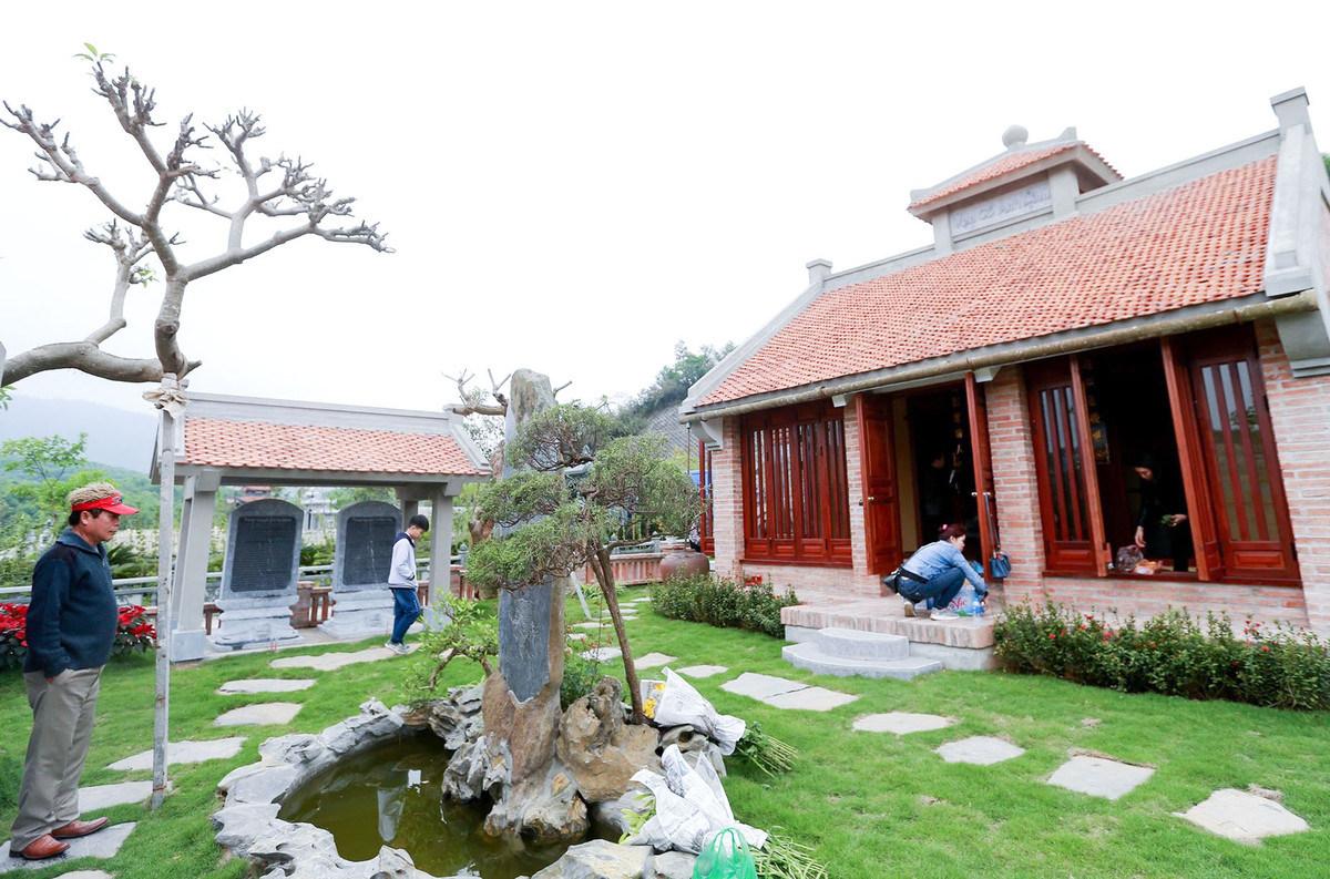 Những khu mộ tại nghĩa trang này được ví von như biệt thự cho người mất. Bởi lẽ riêng tiền mua đất cũng đã cả tỷ, cộng thêm tiền làm khuôn viên, khu nhà thờ thì giá trị có khi lên đến cả chục tỷ/khu mộ.