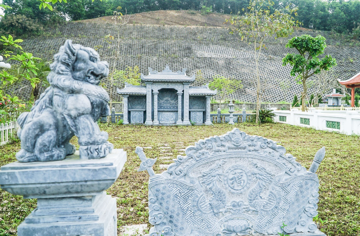 Vị này cũng cho biết thêm: “Thông thường các mộ của gia tộc rộng khoảng 100 - 1.000 mét vuông, giá của mỗi khu mộ dao động từ hơn 1 tỷ đến cả chục tỷ đồng, tùy thuộc vào diện tích và yêu cầu thiết kế, xây dựng của người dân. Việc xây dựng các khu mộ cũng phải tuân thủ quy định về chiều cao, yếu tố môi trường… cho hài hòa”.