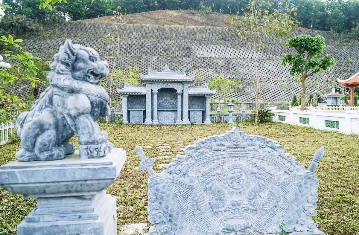 Vị này cũng cho biết thêm: “Thông thường các mộ của gia tộc rộng khoảng 100 - 1.000 mét vuông, giá của mỗi khu mộ dao động từ hơn 1 tỷ đến cả chục tỷ đồng, tùy thuộc vào diện tích và yêu cầu thiết kế, xây dựng của người dân. Việc xây dựng các khu mộ cũng phải tuân thủ quy định về chiều cao, yếu tố môi trường… cho hài hòa”.