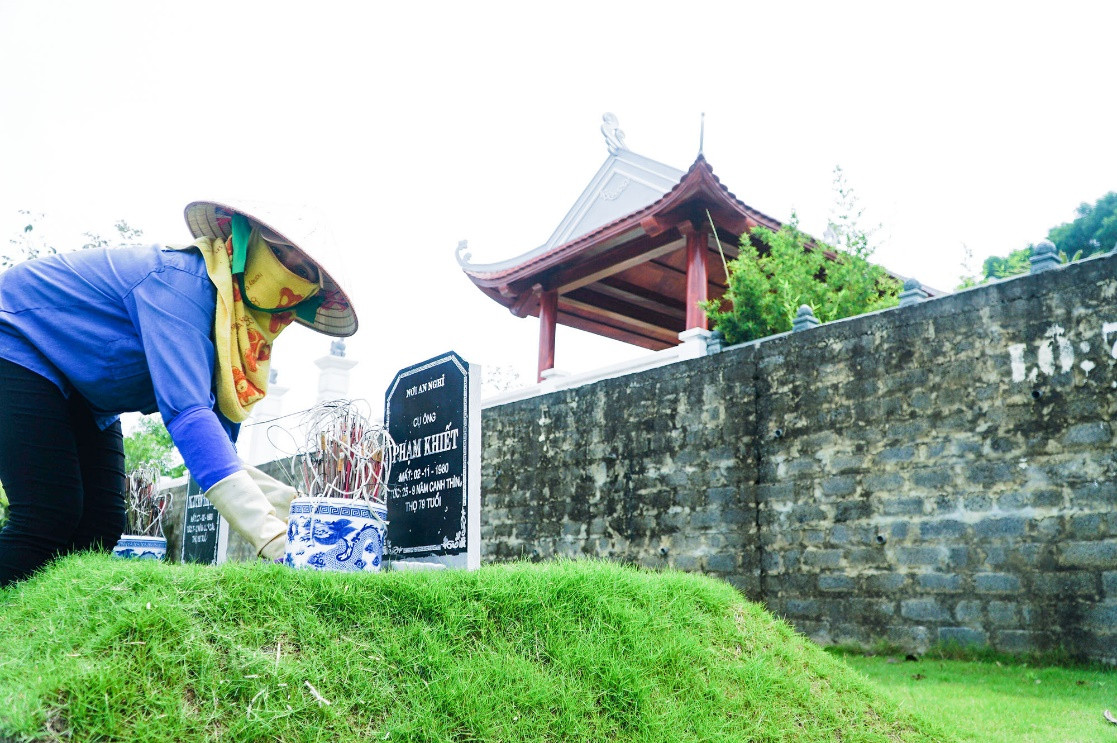 Theo một người làm công việc chăm sóc các phần mộ ở đây cho hay, giá mỗi mét vuông đất ở đây trung bình khoảng 15 triệu đồng, có gia đình mua cả khu đất rộng cả trăm mét vuông. 