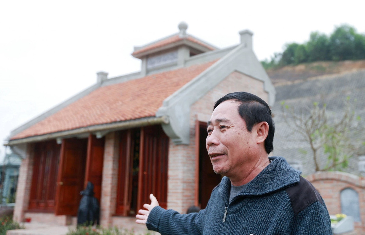 Theo ông Sử Trường Sơn (65 tuổi, ở Tây Hồ - Hà Nội) cho biết, gia đình ông quyết định mua khu đất giá cả tỷ ở nghĩa trang để dành cho những người mất sau này có nơi an nghỉ đẹp đẽ. Tháng 3 Âm lịch là Tết Thanh minh nên ông cùng gia đình đến để thắp hương, dâng lễ.