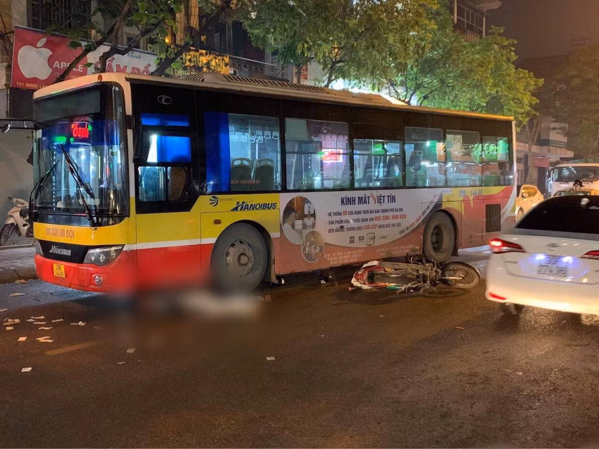 Xe buyt va cham voi xe may khien 1 nguoi tu vong