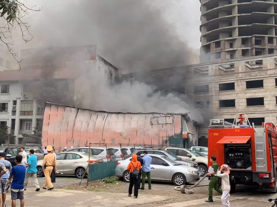 Người dân tại đây cho biết, vào thời điểm trên có một tiếng nổ lớn từ trong nhà kho sau đó xuất hiện cháy dữ dội. 