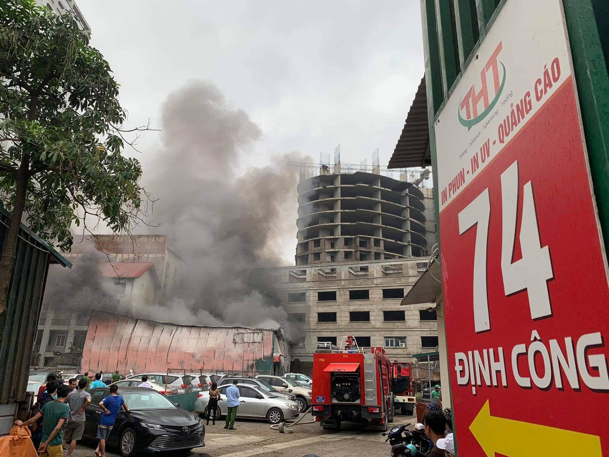 Hiện vụ cháy xưởng in trên phố Định Công đang được cơ quan chức năng điều tra, làm rõ.