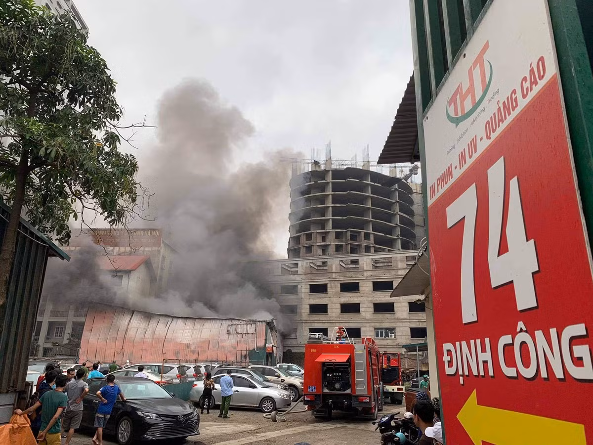 Hiện vụ cháy xưởng in trên phố Định Công đang được cơ quan chức năng điều tra, làm rõ.