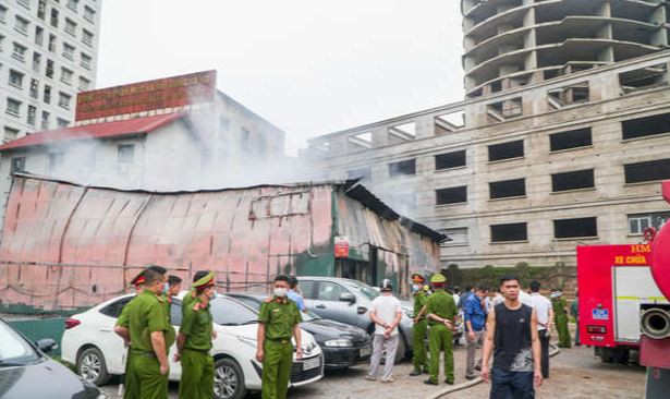 Còn theo một chiến sĩ cảnh sát PCCC cho biết, xưởng in nằm giữa bãi giữ xe ô tô, trong đó có nhiều xe mới chưa đăng ký, hiện chưa xác định có người bị mắc kẹt bên trong hay không. 